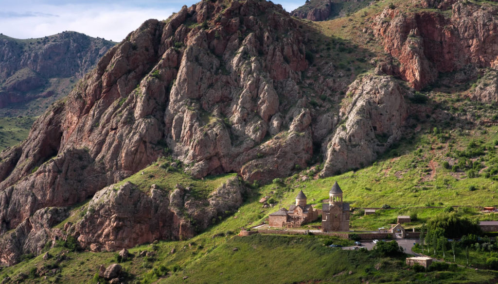 Нораванк - один из чудесных мест Армении где рукотворное в гармонии с природой.